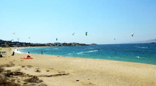 Gehen Sie während Ihres Aufenthalts auf Naxos an den Stränden von Mikri Vigla kitesurfen.