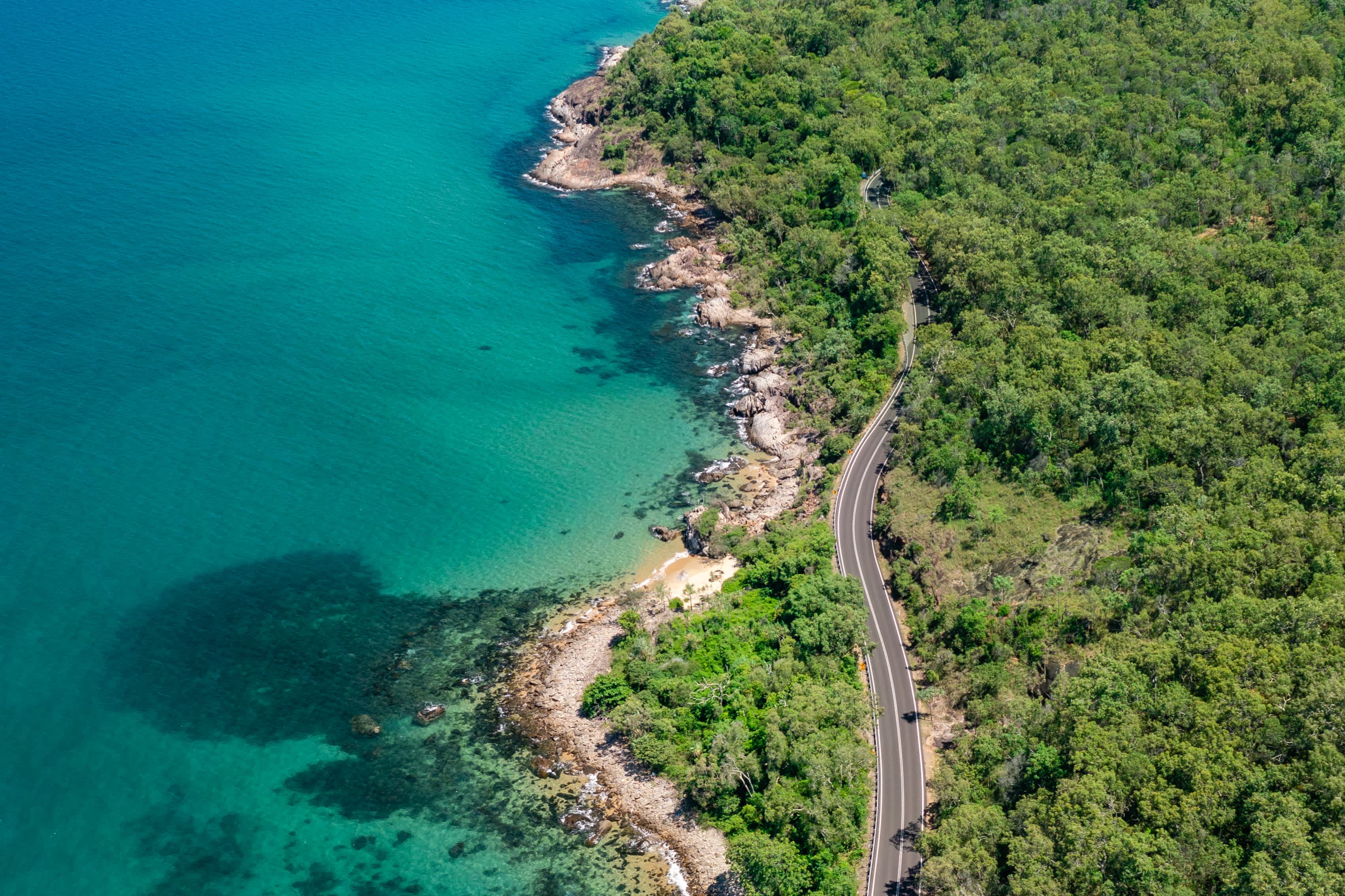 Der erstaunliche Captain Cook Highway, wo der Regenwald auf das Riff trifft