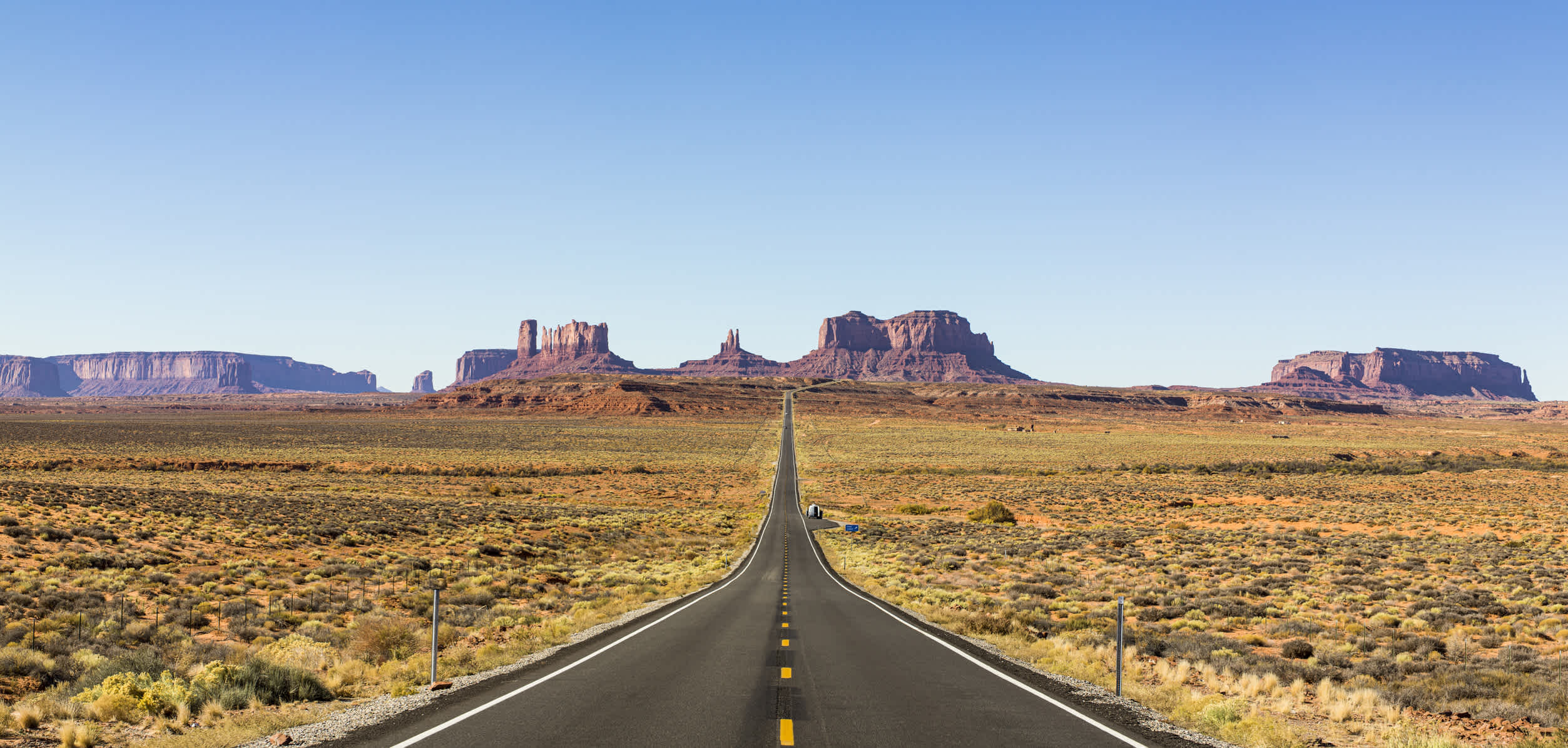 Route 66 dans un paysage sec et des montagnes en toile de fond aux États-Unis