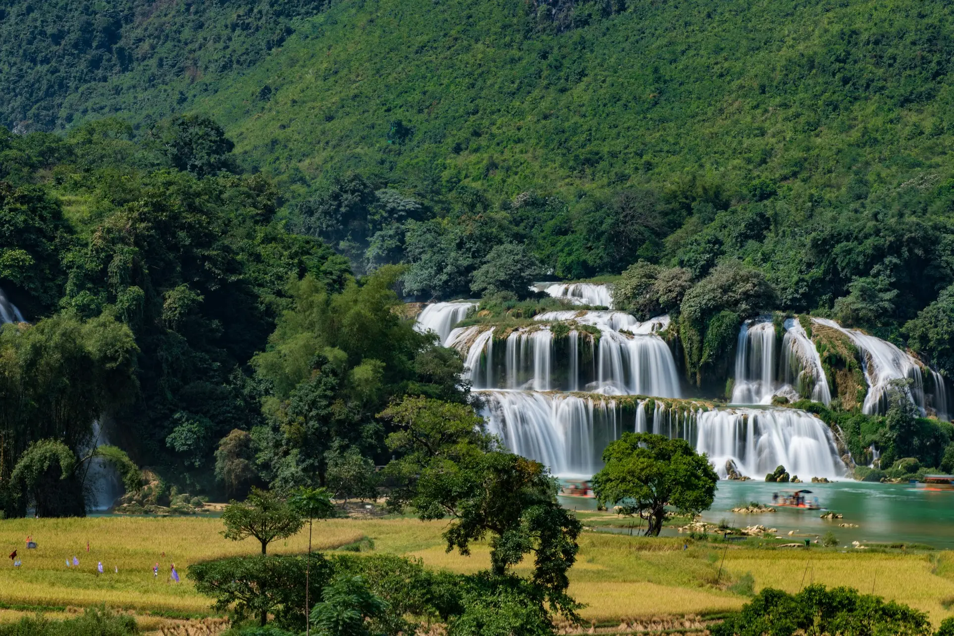 Vietnam, Ban Gioc-Wasserfall Ban Gioc-Wasserfälle in grüner Berglandschaft