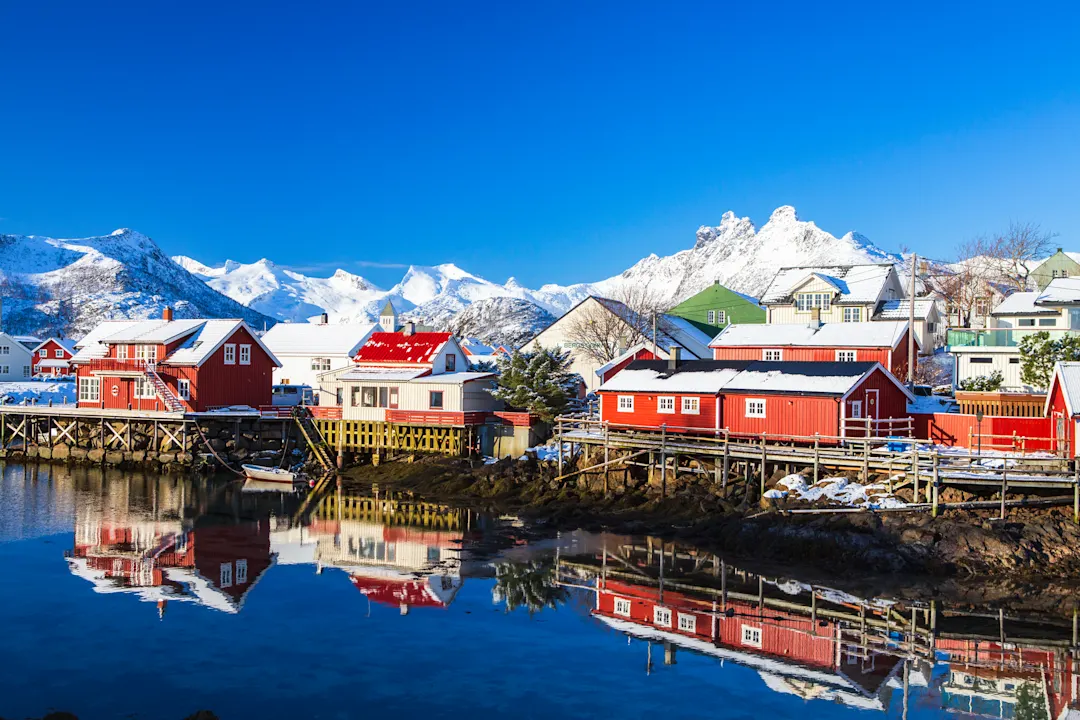 Häuser in der Lofoten-Inseln-Bucht, Reine, Norwegen.

