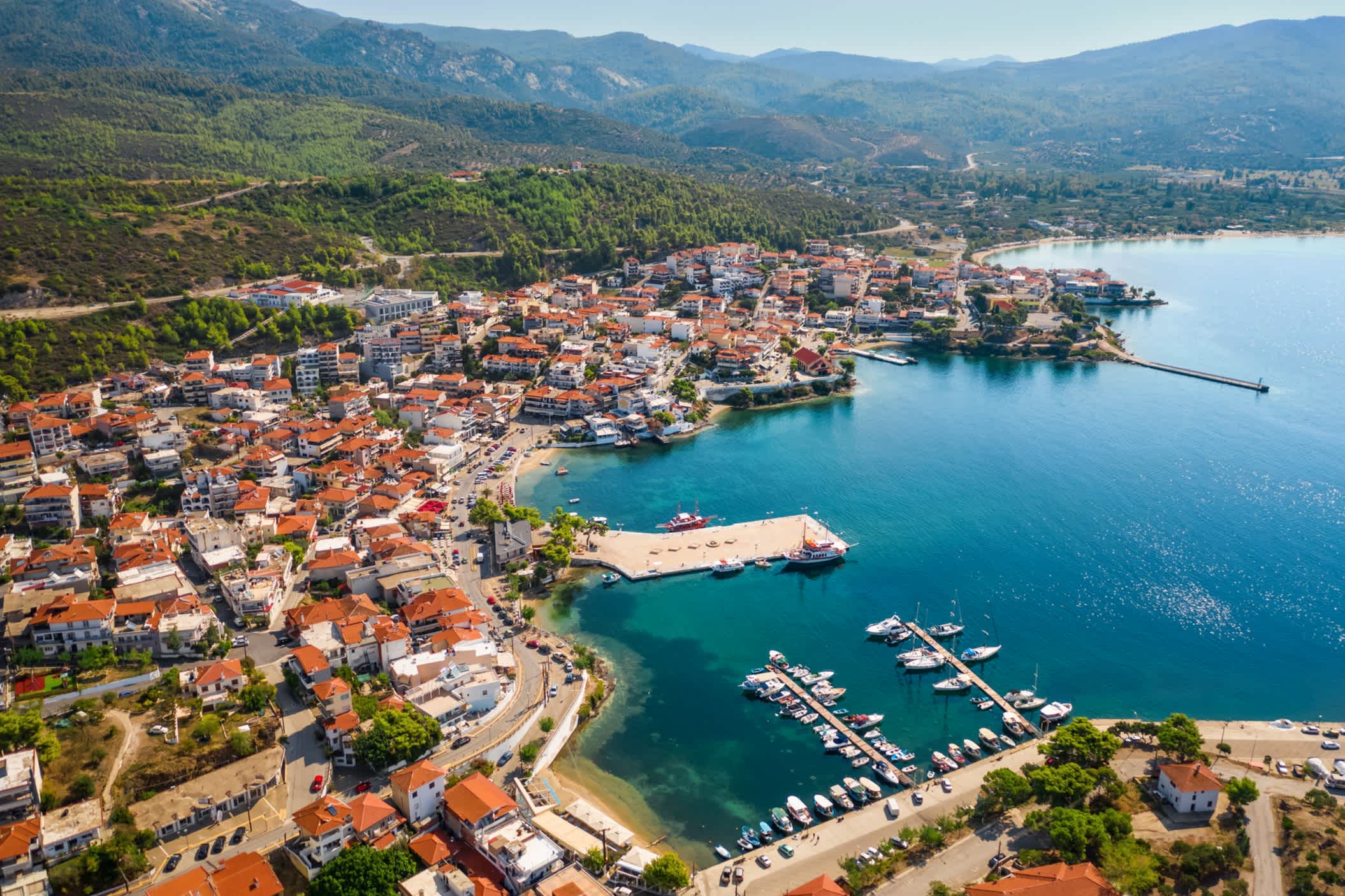 Drohnenansicht des Dorfes Neos Marmaras auf der Halbinsel Sithonia von Chalkidiki. Griechenland