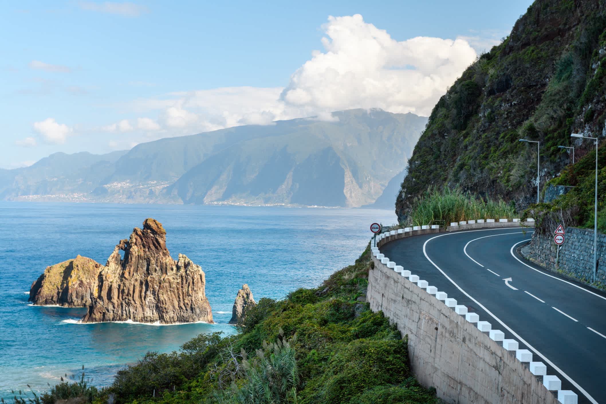 Leere Straße entlang der Küste Madeiras