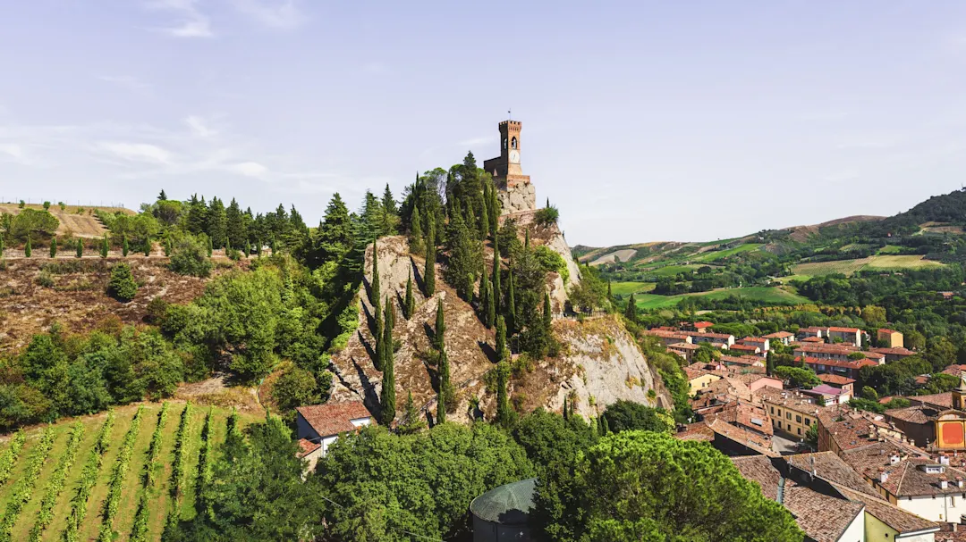 Hügelige Landschaft mit Weinbergen und einem Turm in der Stadt, Ravenna, Emilia-Romagna, Italien.
