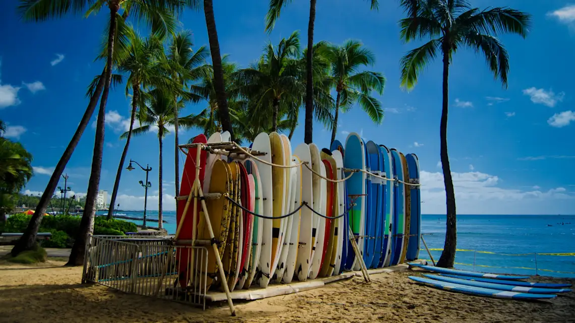États-Unis, Hawaii, Waikiki Planches de surf sur la célèbre plage de Waikiki, Honolulu, Hawaï.
