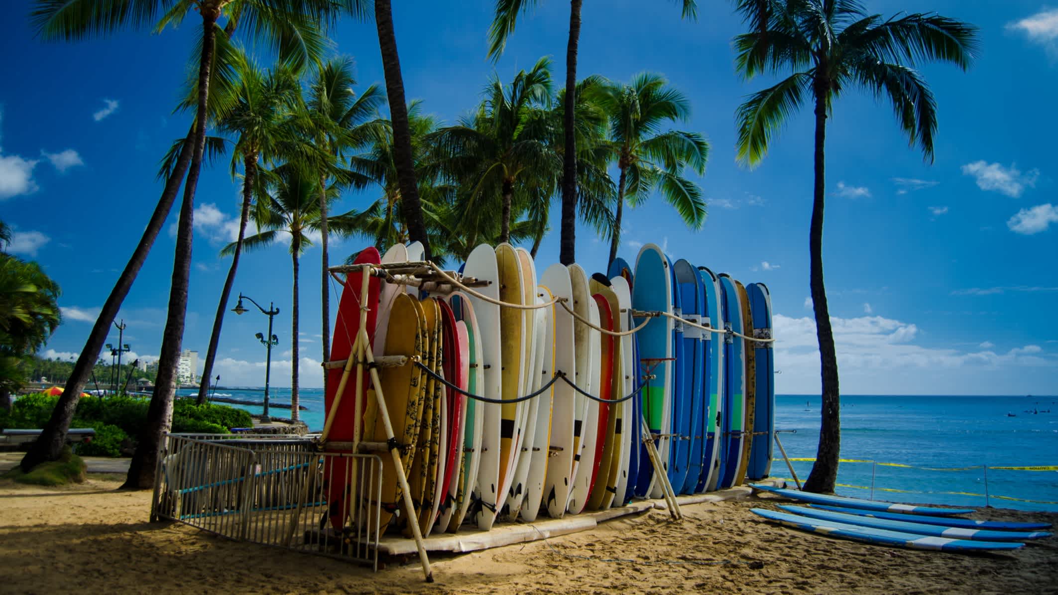 Surfbretter am berühmten Waikiki Beach, Honolulu, Hawaii.