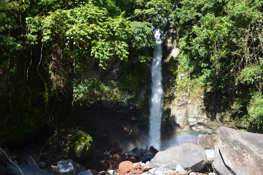 Philippinen, Camiguin, Tuasan Falls Der idyllische Tuasan-Wasserfall fällt in einen Kaltwasserpool, umgeben von steilen Felsklippen. Camiguin Island, Philippinen