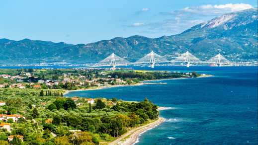 Rio-Antirrio-Brücke über den Golf von Korinth bei Patras in Griechenland

