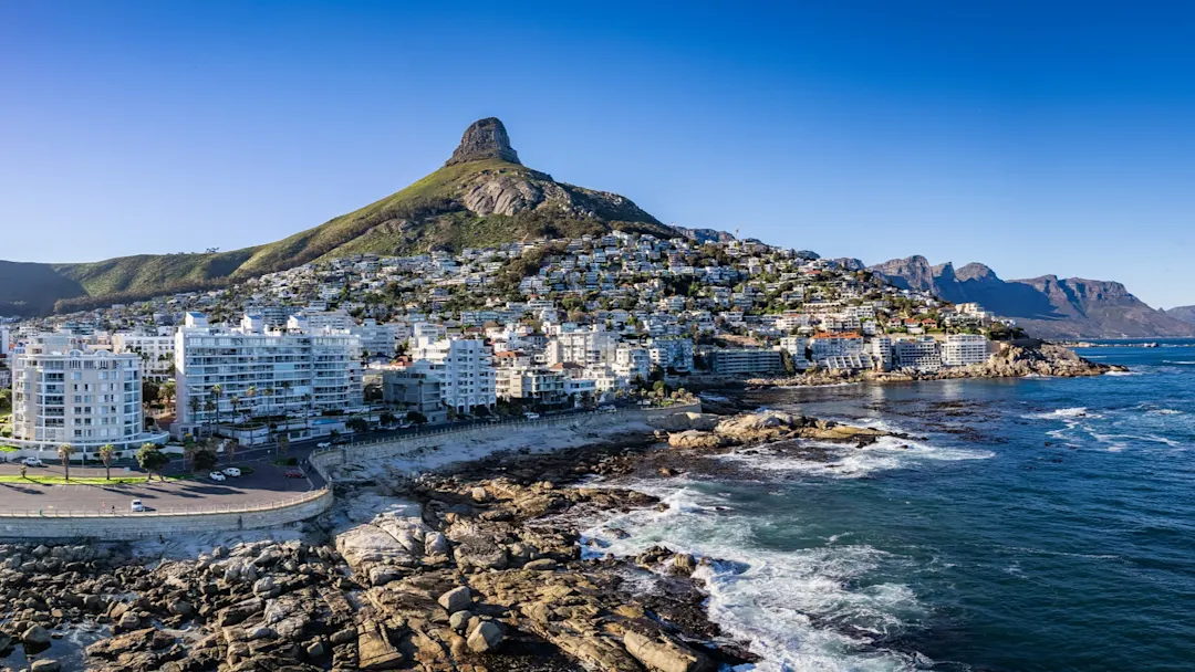 Luftaufnahme von Sea Point und seinem Gezeitenbecken in Kapstadt, Westkap, Südafrika.