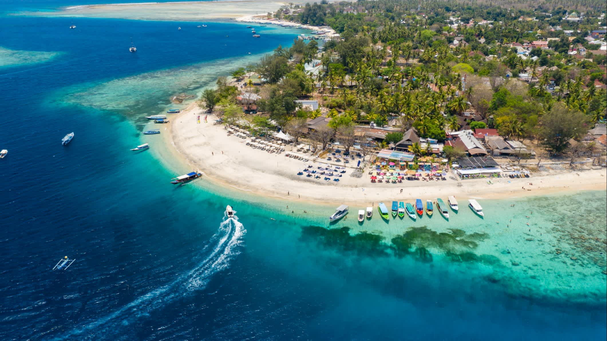 Vue aérienne de bateaux au bord de la plage sur les îles Gili, Indonésie.
