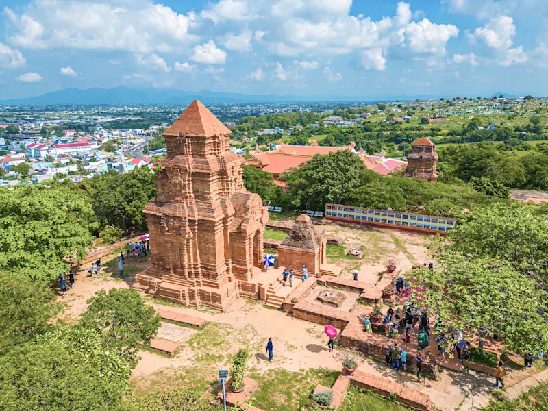 Phan Thiet, Vietnam Die antiken Ruinen von Po Sah Inu in Phan Thiet, Vietnam, mit Blick auf die Stadt.