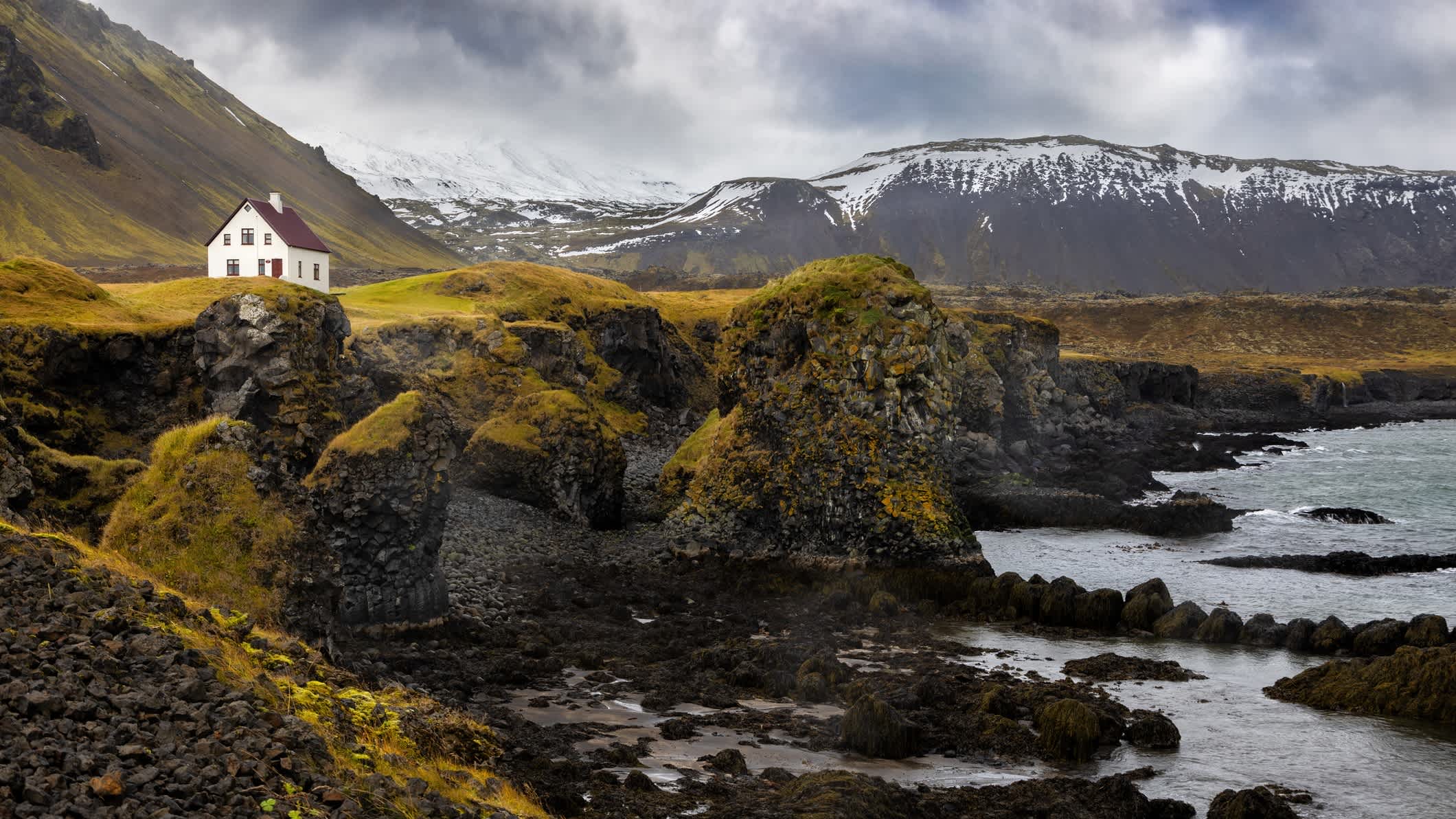 La côte déchiquetée de l'île d'Arnarstapi, péninsule de Snaefellsnes, Islande.

