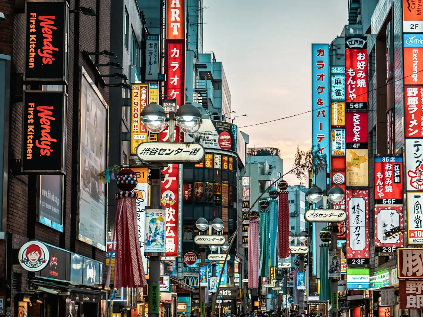 Lebendige Straßen mit leuchtenden Neonlichtern. Shibuya, Tokyo, Japan.