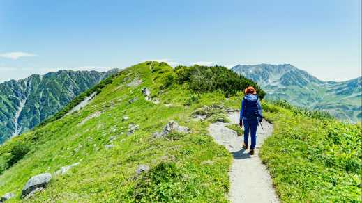 Eine Frau wandert in Okudainichidake, Japan

