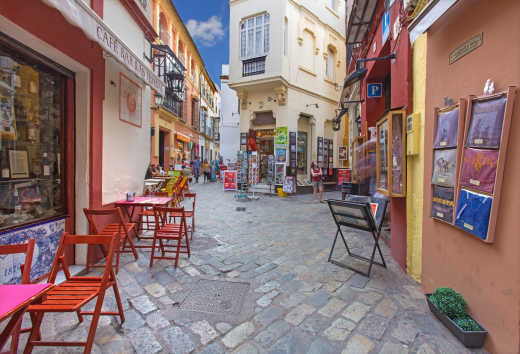 Explorez le quartier de Santa Cruz pendant votre séjour à Séville.