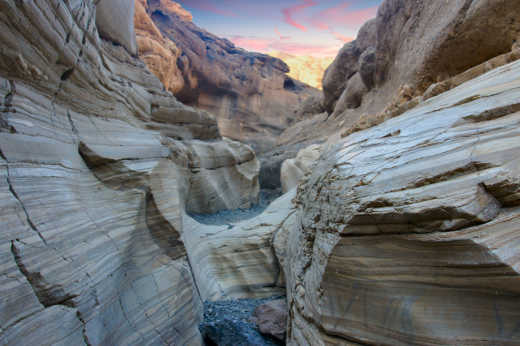 Au coeur du Mosaic Canyon au coucher de soleil, à Death Valley en Californie