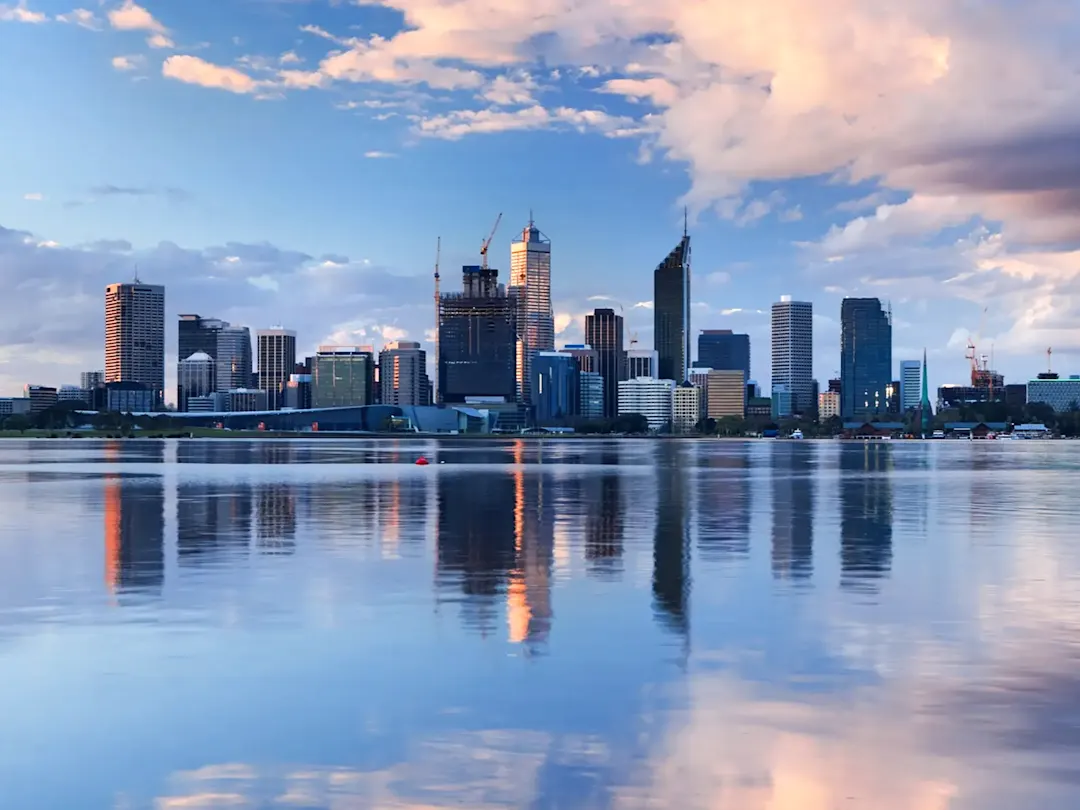 Skyline mit modernen Hochhäusern bei Sonnenuntergang. Perth, Western Australia, Australien.
