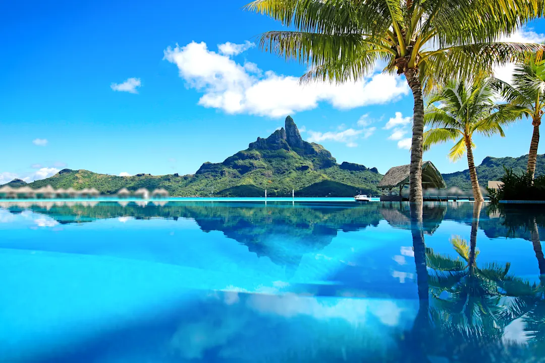 Blick auf das blaue Meer von Bora Bora und den Berg Otemanu, den höchsten Punkt der Insel