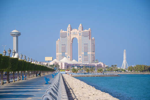 Blick auf die Promenade Abu Dhabi Corniche mit Blick auf die Insel Marina, VAE. 

