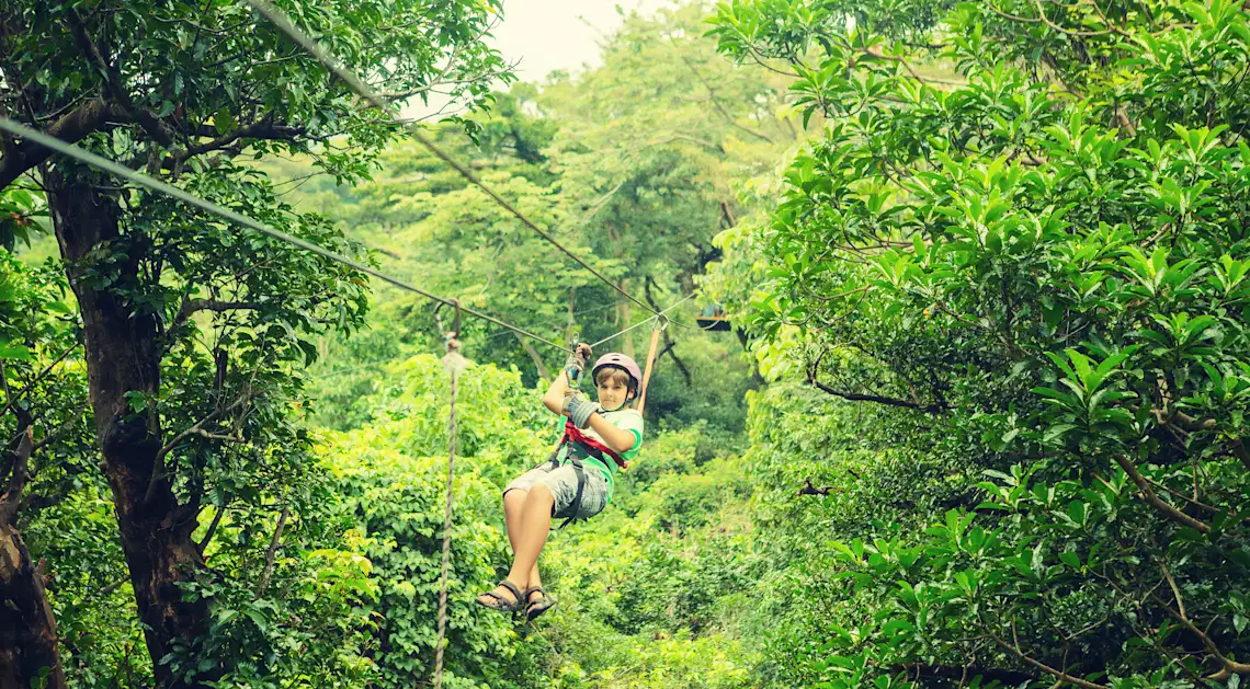 Canopy-Tour Ein Kind auf einer Canopy-Tour in Costa Rica