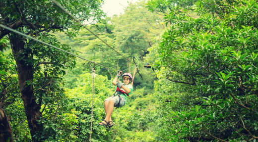 Ein Kind auf einer Canopy-Tour in Costa Rica