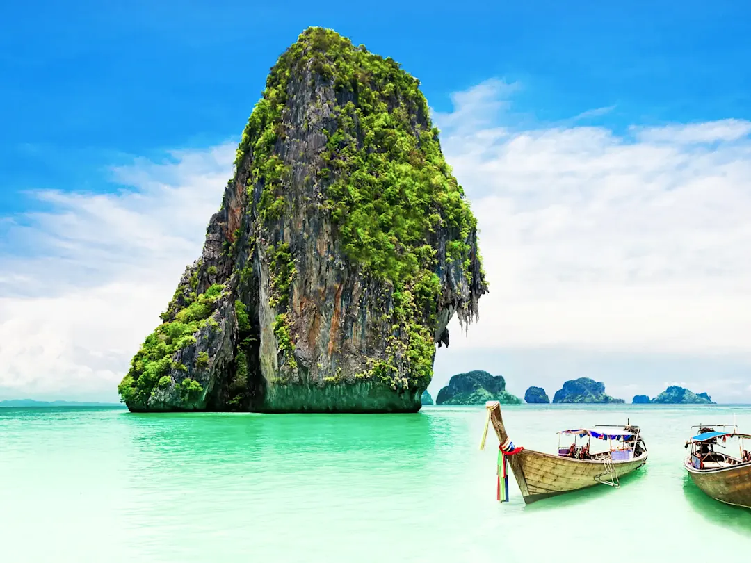 Kalksteinfelsen im türkisfarbenen Meer. Phang Nga Bay, Krabi, Thailand.