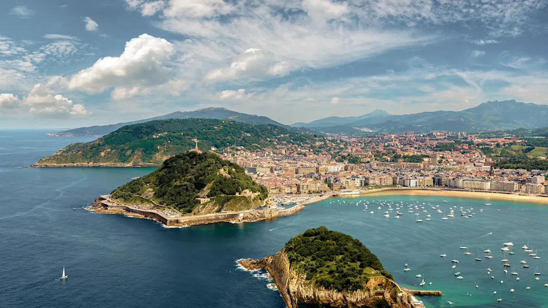 Panoramablick auf die Bucht von La Concha mit grünen Hügeln und Stadtansicht. San Sebastián, Baskenland, Spanien.