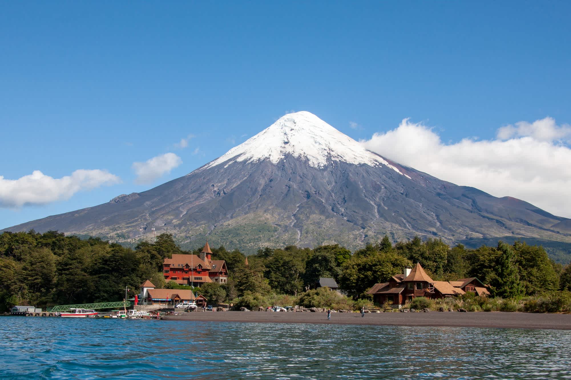 Vulkan vor einem See