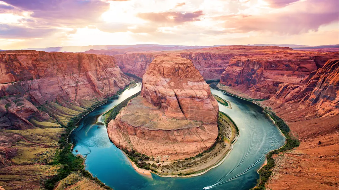 Panoramablick auf den Horseshoe Bend, wo der Colorado River eine beeindruckende Schleife bildet. Grand Canyon, Arizona, USA.