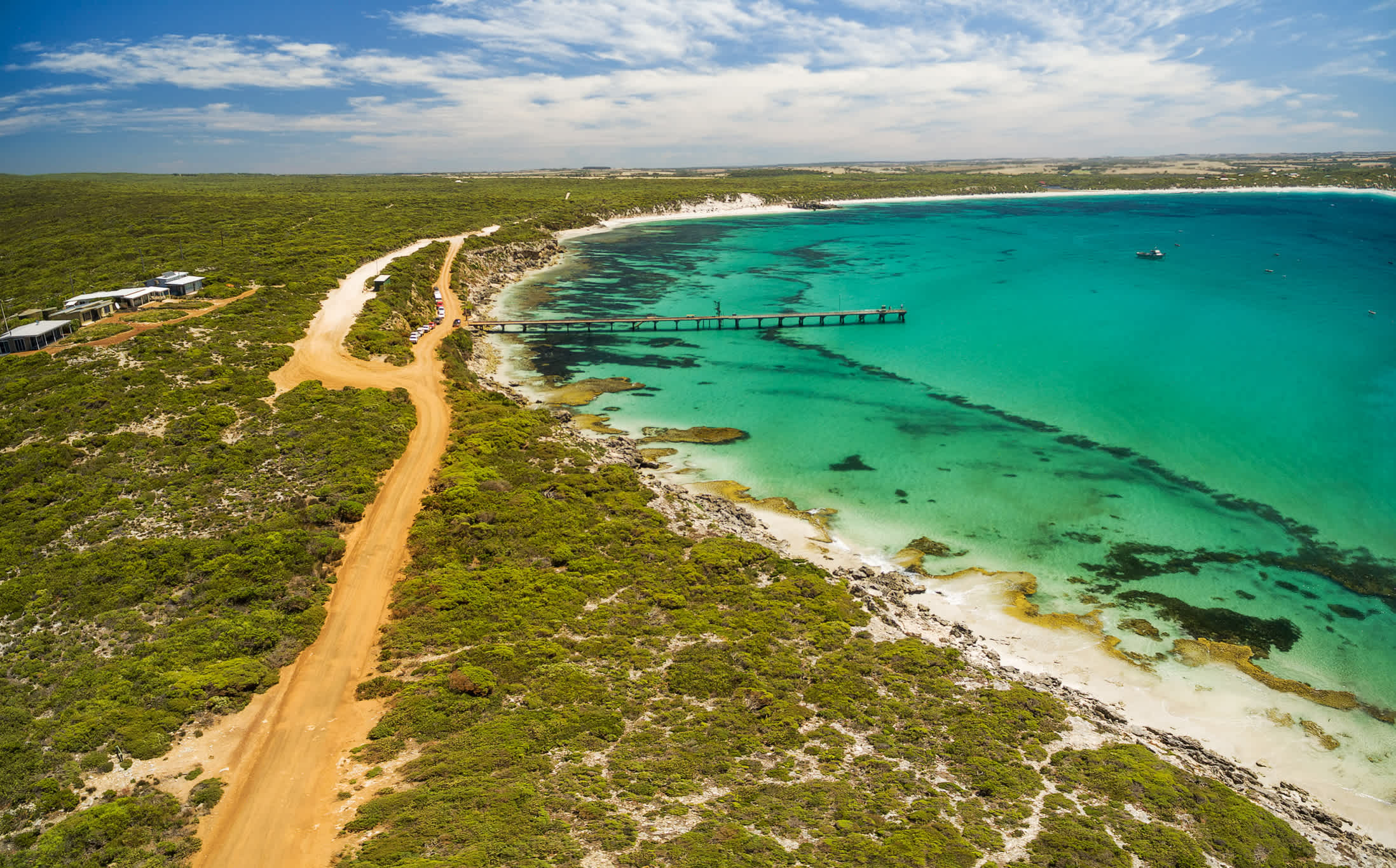 Vue aérienne de la jetée de Vivonne Bay entourée de végétation et d'eau turquoise, Kangaroo Island, Australie du Sud.