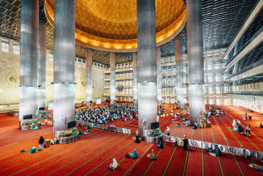 Leute beten in Istiqlal Moschee in Jakarta, Indonesien. 