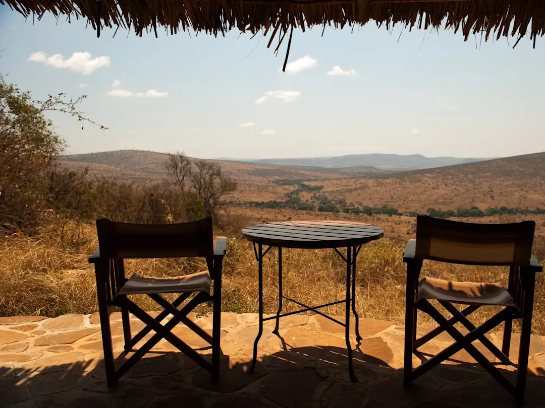 Safari-Lodge mit Blick auf die Savanne unter einem Strohdach. Serengeti, Tansania.
