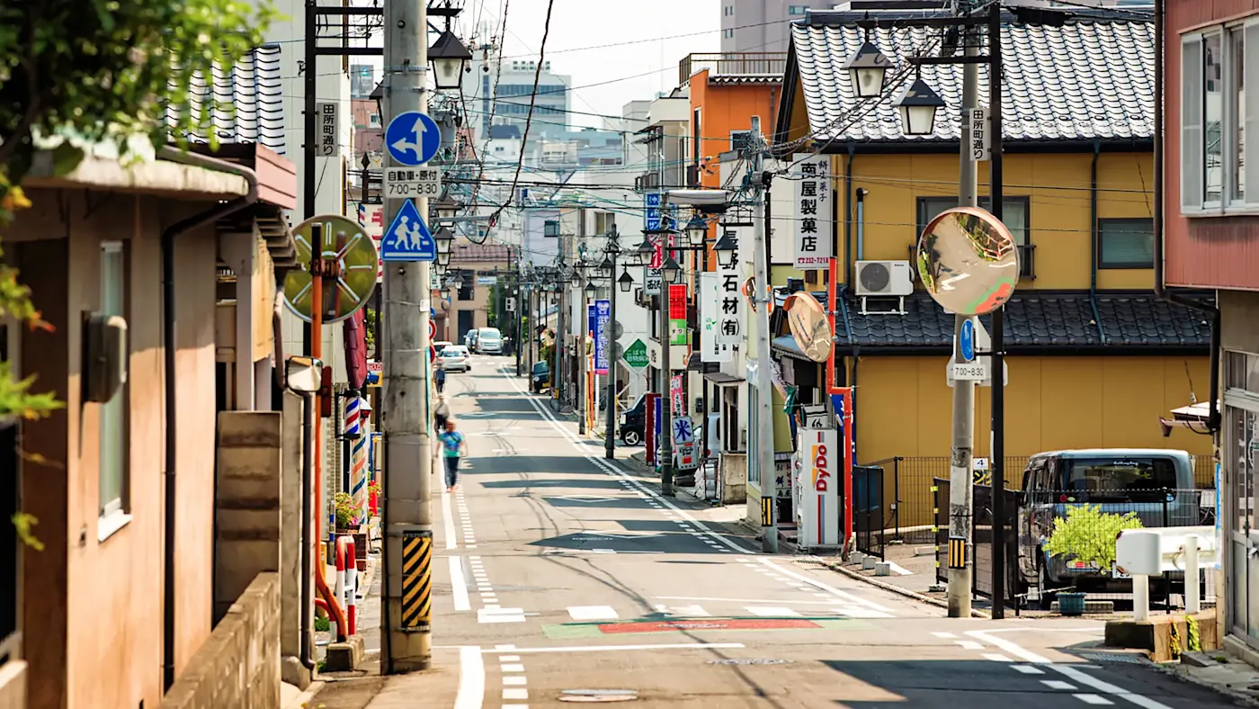 Japan, Nagano, Roadtrip Straße in einem japanischen Wohngebiet mit Ladengeschäfte, in Nagano, besucht während eiens Roadtrips.