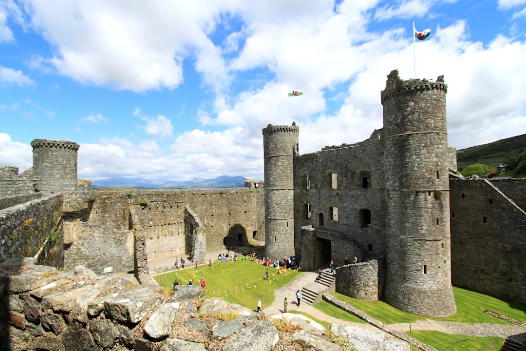 Großbritannien, Wales, Harlech Castle Harlech Castle mit Mount Snowdon im Hintergrund, Wales, Großbritannien.