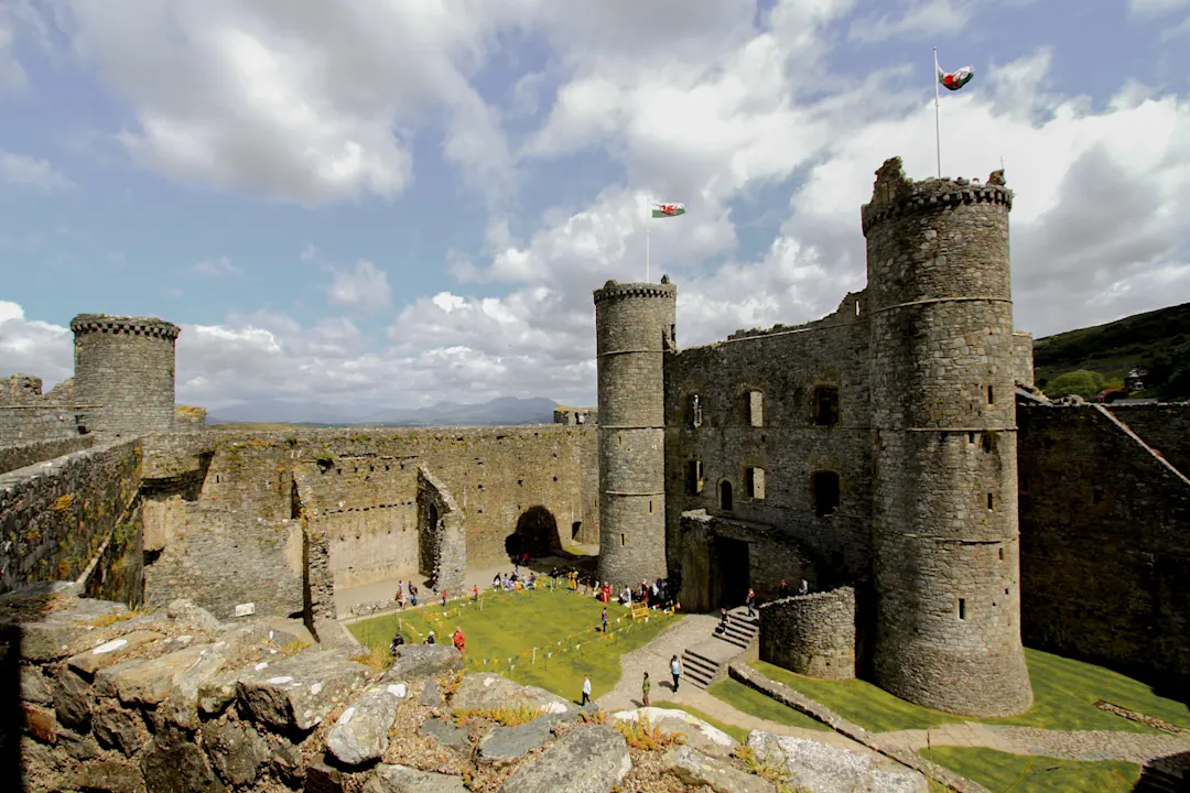 Harlech Castle mit Mount Snowdon im Hintergrund, Wales, Großbritannien.