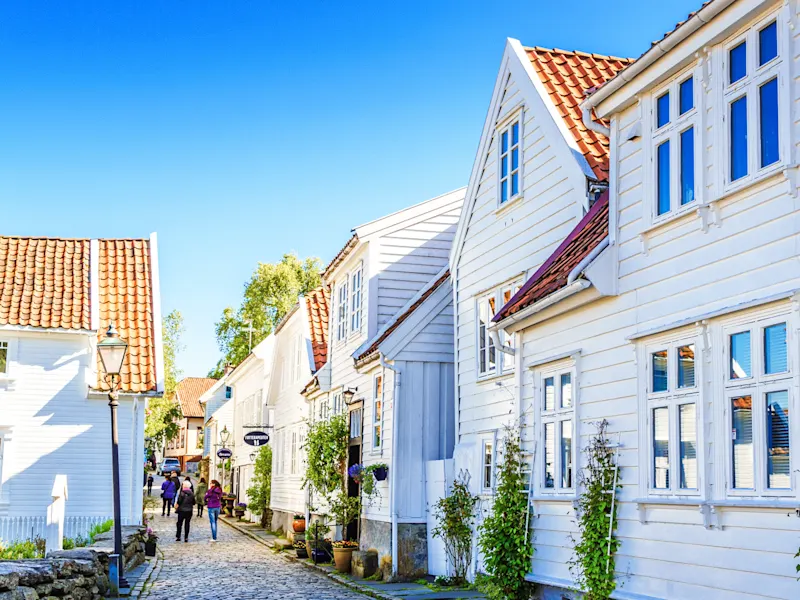 Stavanger, Norwegen Charmante Kopfsteinpflasterstraße mit weißen Holzhäusern, Altstadt von Stavanger, Norwegen.