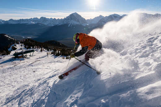 Skieurs sur les pistes au soleil