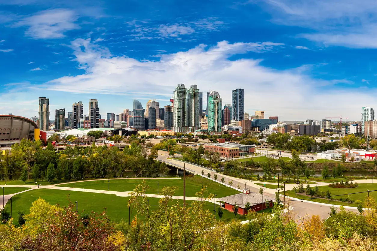 Panoramablick auf Calgary an einem sonnigen Tag, Kanada

