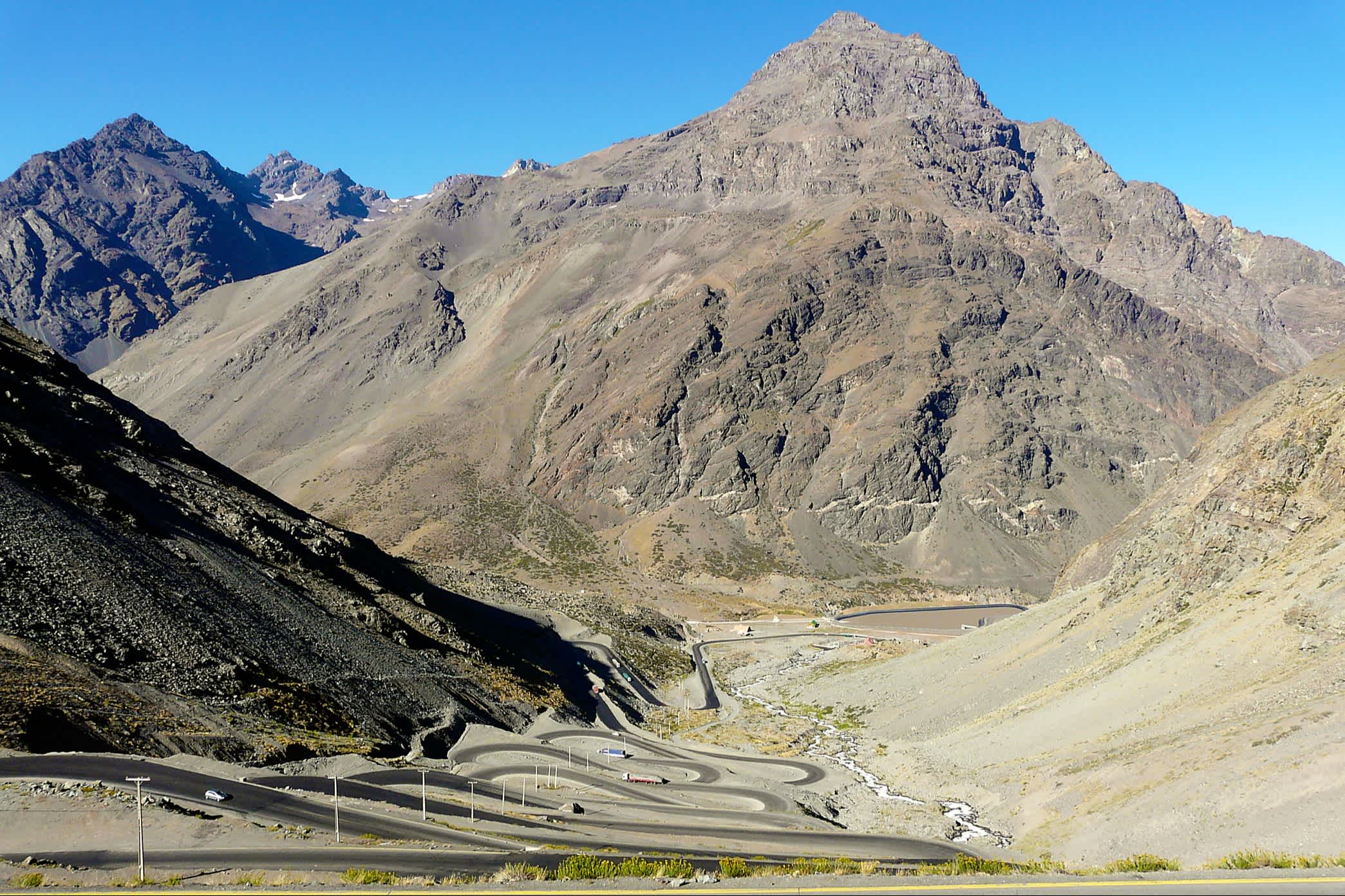 Route en lacets dans les Andes chiliennes