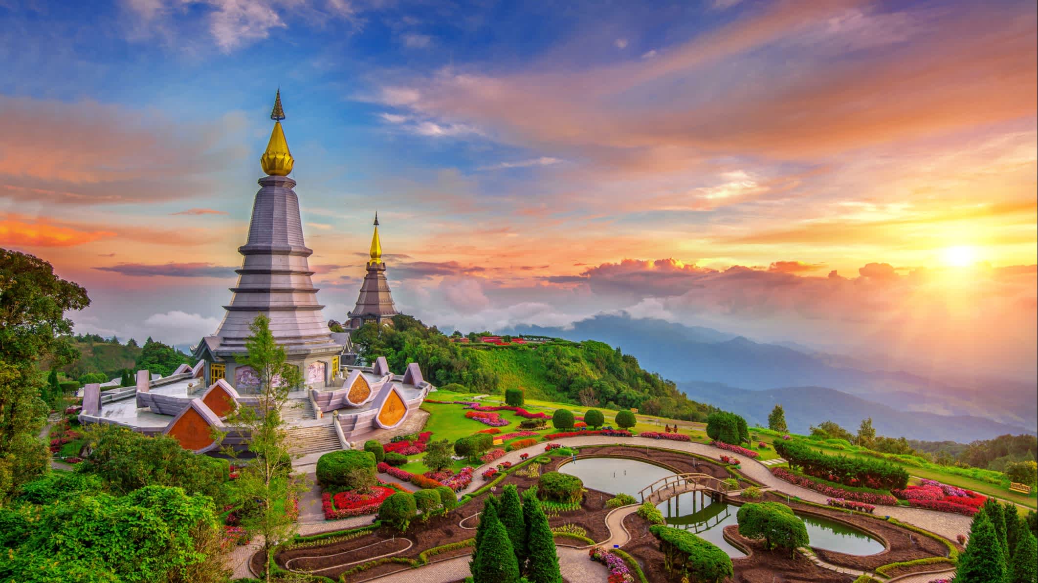 Vue d'un temple bordé de jardin sur la montagne Inthanon au coucher du soleil, à Chiang Mai en Thaïlande