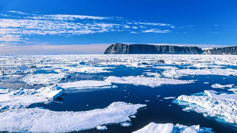 Blick ins Landen an der felsigen Küste in Svalbard, Norwegen.