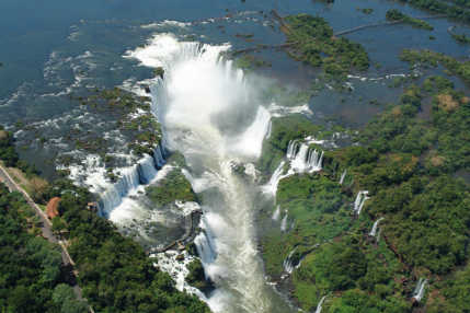 Mit dem Helicopter über die Iguazu-Wasserfälle in Argentinien fliegen.