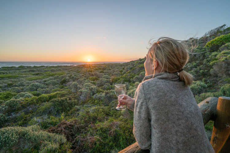 Genießen Sie ein Glas Wein am südlichsten Punkt Afrikas, dem Kap Agulhas.