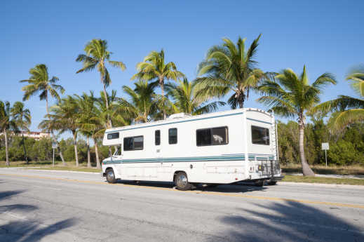 Camping-car devant des palmiers à Key West, en Floride