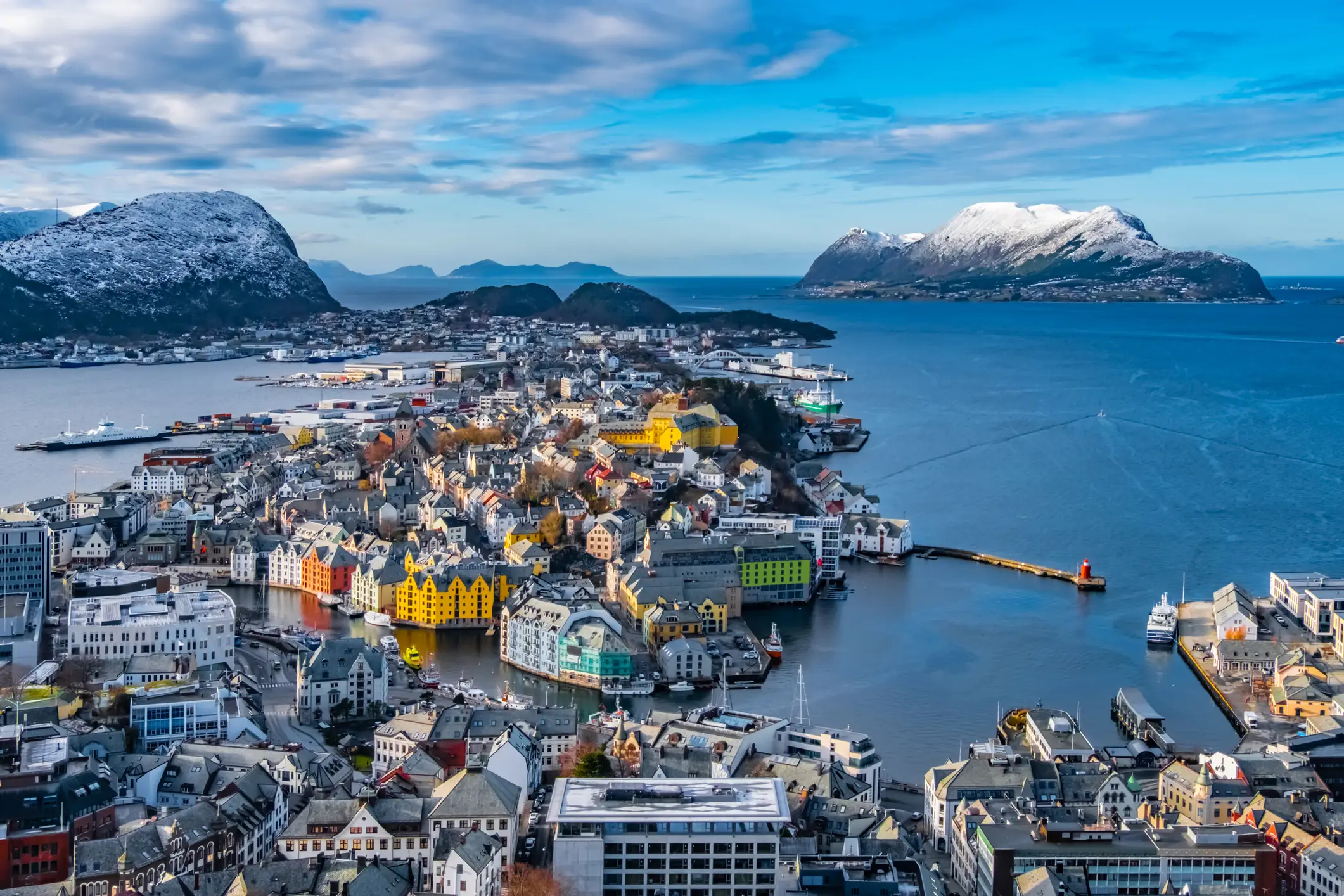 Stadtpanorama von Alesund, an einem Fjord gelegen 