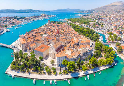 Die Luftaufnahme von Trogir im Sommer, Kroatien