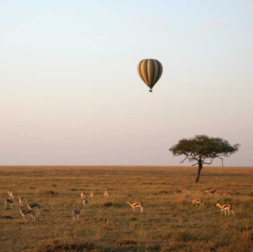 Heißluftballon über der Serengeti-Ebene in Tansania.