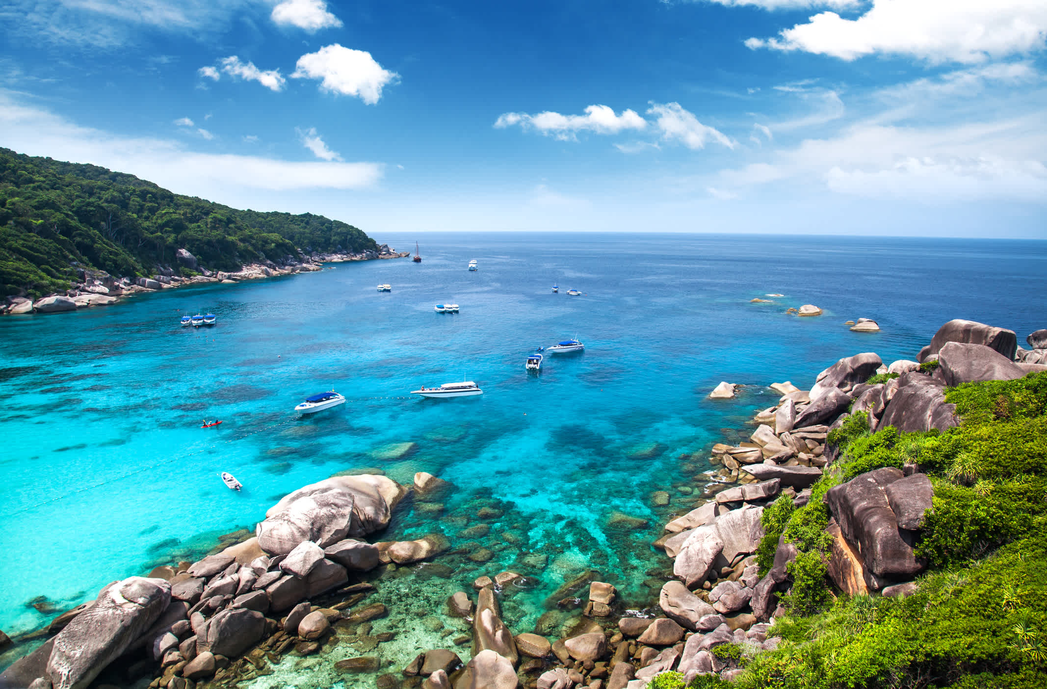 Mer turquoise au large des îles Similan, en Thaïlande