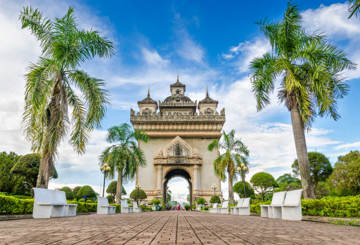 Vue sur le monument de Patuxai, inspiré de l'Arc de Triomphe, à Vientiane, au Laos