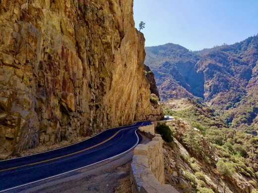 Parcourez la Kings Canyon Scenic Highway pendant votre visite du parc national du Kings Canyon.